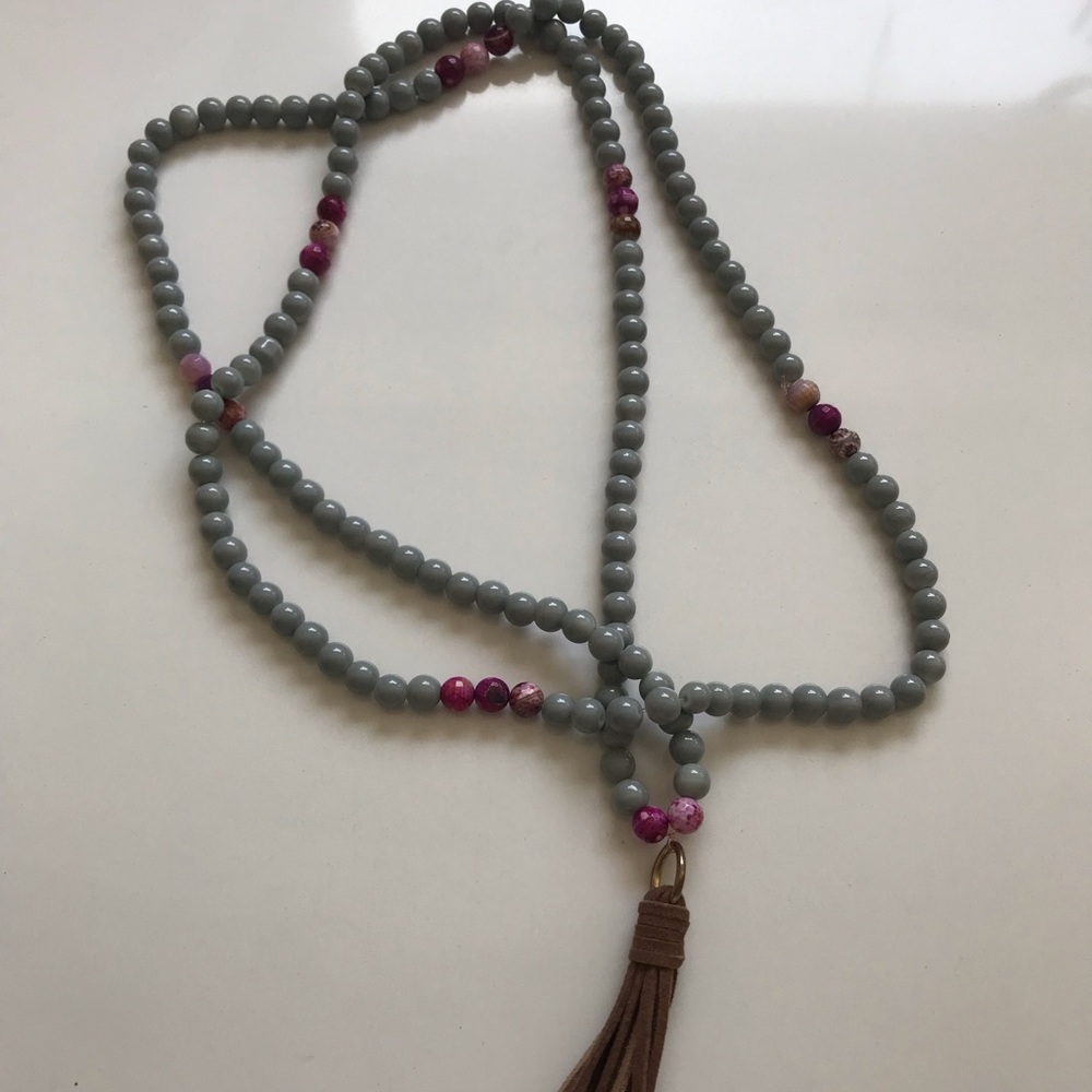 GREY/PURPLE BEADED NECKLACE WITH SUEDE TASSEL